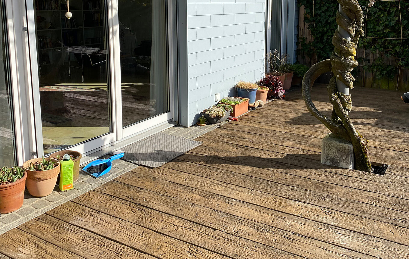 Holzdeck mit altem Holz